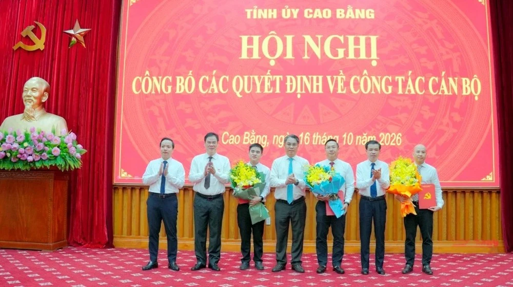 Cao Bằng công bố các quyết định về công tác cán bộ