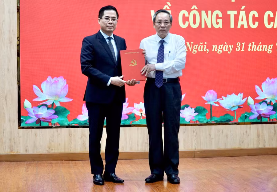 Ông Hoàng Đăng Quang, Phó Ban Tổ chức Trung ương (phải) trao quyết định của Ban Bí thư cho ông Nguyễn Hoàng Giang.