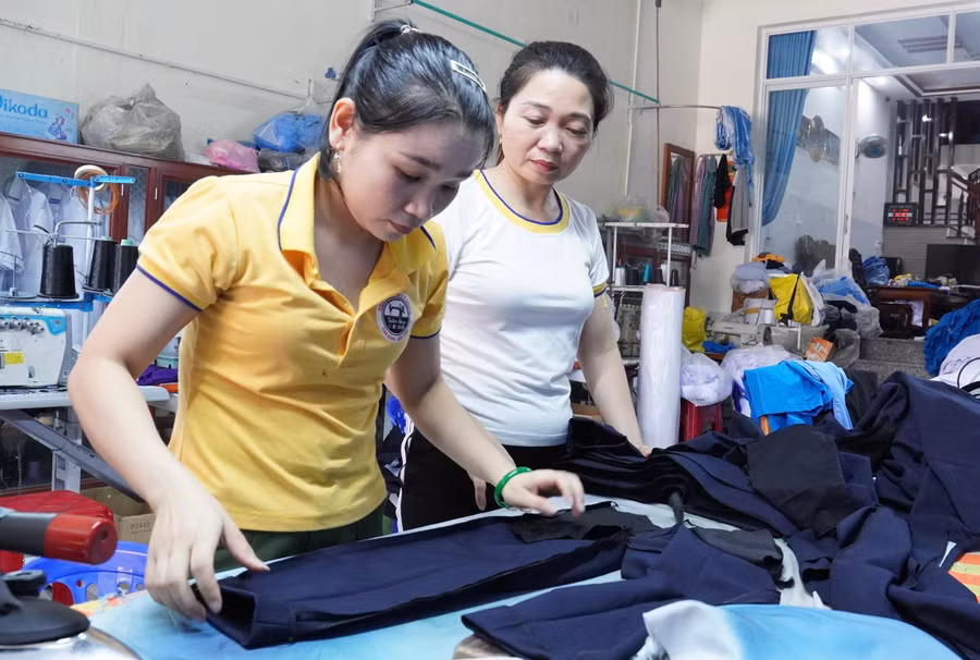 Bà Dung (45 tuổi) phất lên nhờ nghề may đồng phục học sinh.