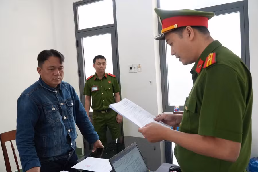 Cu Đực lúc nghe công an đọc lệnh bắt. Ảnh CQCA