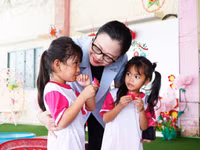 Thứ trưởng Bộ GD&ĐT Nguyễn Thị Quyên Thanh thăm, trò chuyện với trẻ mầm non tại An Giang.