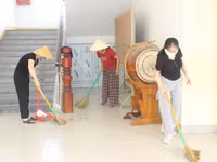 Giáo viên Trường Tiểu học Văn Yên (phường Thành Sen) vệ sinh trường lớp.