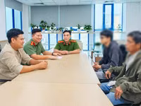 Gia đình em học sinh chủ động liên hệ cơ quan Công an để phối hợp trao trả lại tài sản cho anh Thanh (bìa trái). Ảnh: Công an Cần Thơ.