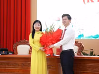 Ông Lê Quang Tùng, Bí thư Tỉnh ủy An Giang, tặng hoa chúc mừng bà Trần Thị Thanh Hương.