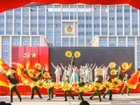 Sôi nổi tiết mục văn nghệ chào mừng tại lễ khai giảng.