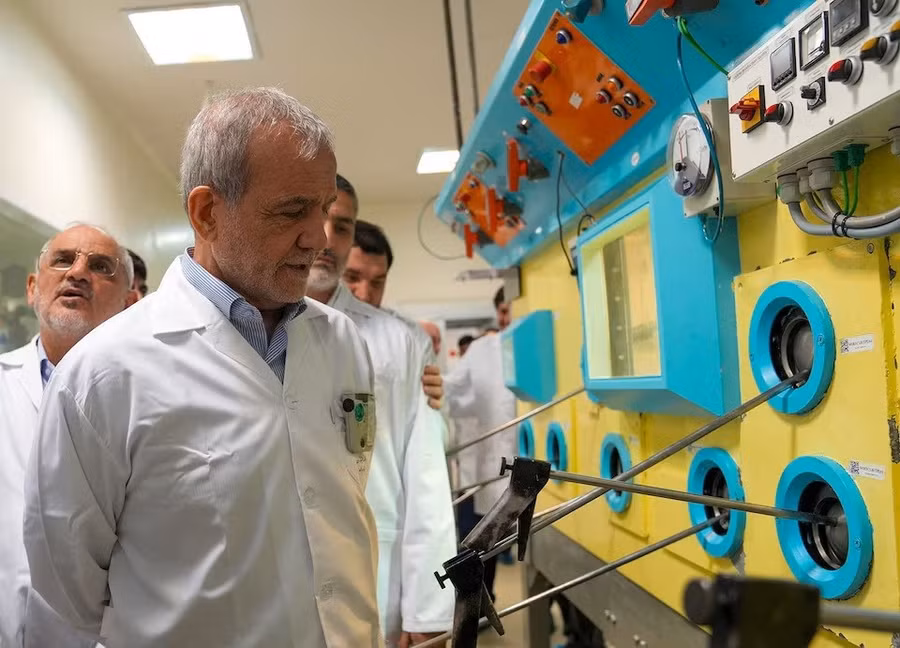 Tổng thống Iran Masoud Pezeshkian thăm Tổ chức Năng lượng Nguyên tử Iran tại Tehran, Iran, ngày 2 tháng 11 năm 2025. 