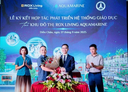 Ông Vũ Đức Tuyên, Giám đốc Kinh doanh Công ty TNHH Oleco - Nam Quang và ông Nguyễn Nghĩa Lâm, Tổng giám đốc Công ty TNHH Xây dựng và Bất động sản Johoo Việt Nam - Chủ quản của Hệ thống mầm non Montessori Vinh ký thỏa thuận hợp tác