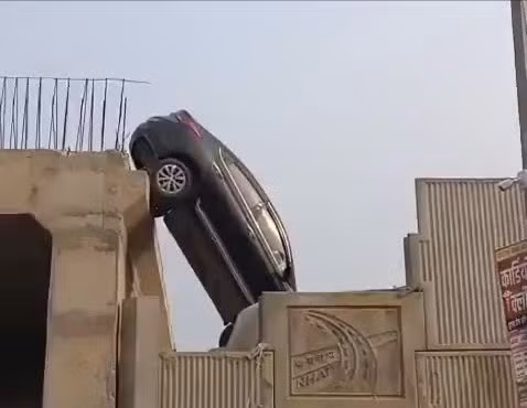 Suýt chết vì tin Google Maps: Ô tô chênh vênh trên cầu xây dở