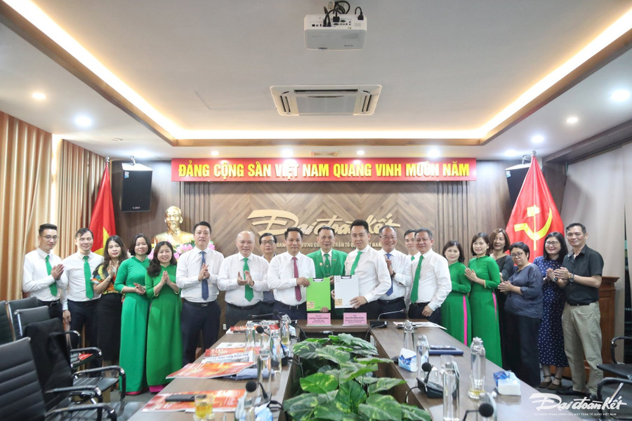 bao-dai-doan-ket-va-tap-doan-mai-linh-lan-toa-tinh-hoa-viet-den-moi-mien-6.jpg