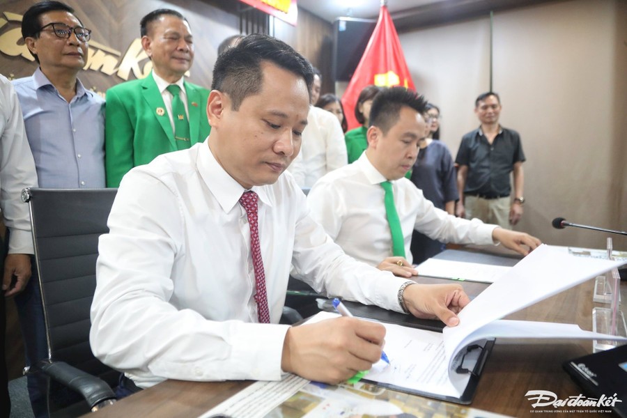 Tổng Biên tập Báo Đại Đoàn Kết Trương Thành Trung và đại diện Tập đoàn Mai Linh ký kết hợp tác chiến lược. bao-dai-doan-ket-va-tap-doan-mai-linh-lan-toa-tinh-hoa-viet-den-moi-mien-5.jpg