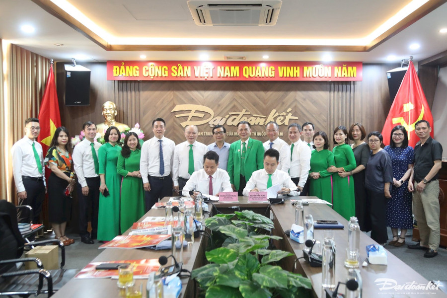 bao-dai-doan-ket-va-tap-doan-mai-linh-lan-toa-tinh-hoa-viet-den-moi-mien-7.jpg
