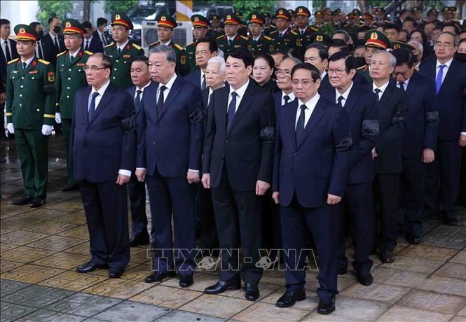 Đoàn Ban Chấp hành Trung ương Đảng do Tổng Bí thư Tô Lâm dẫn đầu vào viếng nguyên Chủ tịch nước Trần Đức Lương. (Ảnh: TTXVN) cu-hanh-trong-the-le-quoc-tang-nguyen-chu-tich-nuoc-tran-duc-luong-4.jpg
