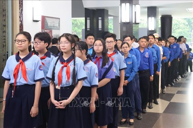 Học sinh TPHCM vào viếng nguyên Ủy viên Bộ Chính trị, nguyên Chủ tịch nước Trần Đức Lương. (Ảnh: Hồng Giang/TTXVN) cu-hanh-trong-the-le-quoc-tang-nguyen-chu-tich-nuoc-tran-duc-luong-18.jpg