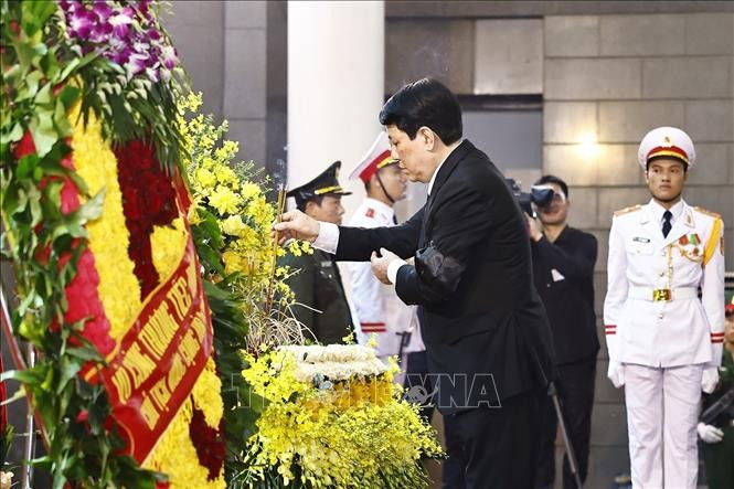 Đoàn Chủ tịch nước do Chủ tịch nước Lương Cường dẫn đầu vào viếng nguyên Chủ tịch Trần Đức Lương. (Ảnh: TTXVN) cu-hanh-trong-the-le-quoc-tang-nguyen-chu-tich-nuoc-tran-duc-luong-8.jpg