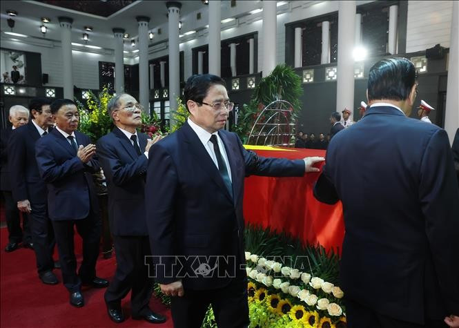 Đoàn Ban Chấp hành Trung ương Đảng do Tổng Bí thư Tô Lâm dẫn đầu vào viếng nguyên Chủ tịch nước Trần Đức Lương. (Ảnh: TTXVN) cu-hanh-trong-the-le-quoc-tang-nguyen-chu-tich-nuoc-tran-duc-luong-5.jpg