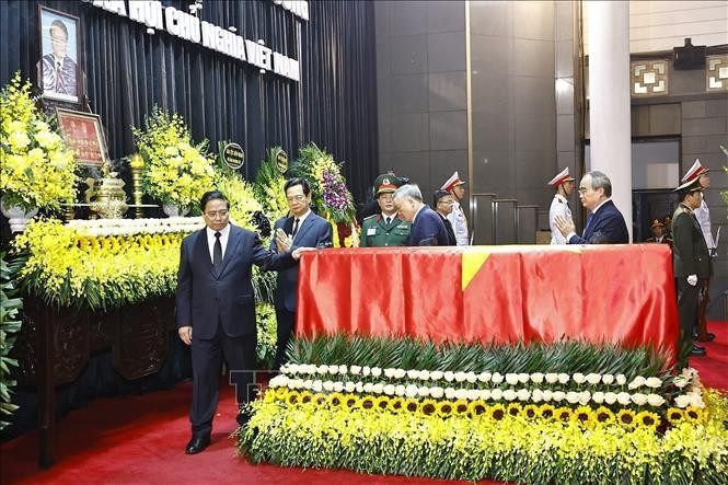 Đoàn Chính phủ do Thủ tướng Phạm Minh Chính dẫn đầu vào viếng nguyên Chủ tịch Trần Đức Lương. (Ảnh: TTXVN) cu-hanh-trong-the-le-quoc-tang-nguyen-chu-tich-nuoc-tran-duc-luong-10.jpg