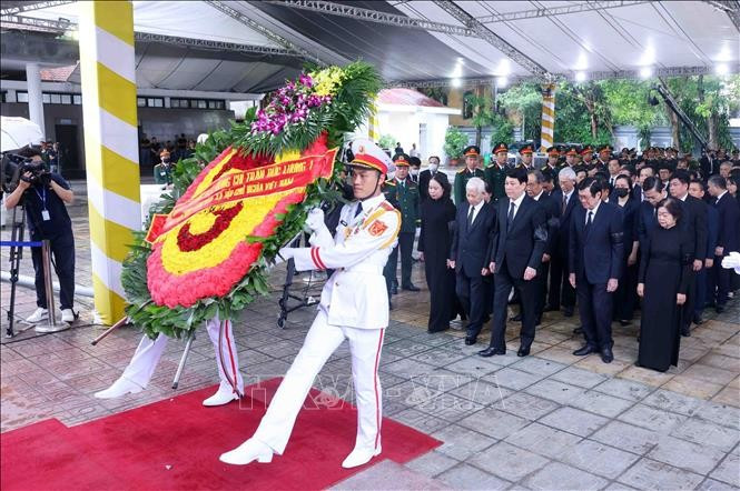 Đoàn Chủ tịch nước CHXHCN Việt Nam do Chủ tịch nước Lương Cường dẫn đầu vào viếng nguyên Chủ tịch nước Trần Đức Lương. (Ảnh: TTXVN) cu-hanh-trong-the-le-quoc-tang-nguyen-chu-tich-nuoc-tran-duc-luong-7.jpg