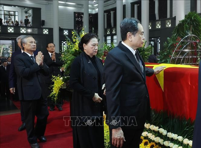 Đoàn Ban Chấp hành Trung ương Đảng do Tổng Bí thư Tô Lâm dẫn đầu vào viếng nguyên Chủ tịch nước Trần Đức Lương. (Ảnh: TTXVN) cu-hanh-trong-the-le-quoc-tang-nguyen-chu-tich-nuoc-tran-duc-luong-6.jpg