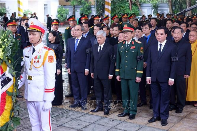 Đoàn Trung ương MTTQ Việt Nam do Chủ tịch Ủy ban Trung ương MTTQ Việt Nam Đỗ Văn Chiến dẫn đầu vào viếng nguyên Chủ tịch nước Trần Đức Lương. (Ảnh: TTXVN) cu-hanh-trong-the-le-quoc-tang-nguyen-chu-tich-nuoc-tran-duc-luong-13.jpg