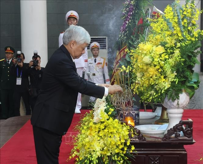 Đoàn Uỷ ban Trung ương Mặt trận Tổ quốc Việt Nam do đồng chí Đỗ Văn Chiến, Uỷ viên Bộ Chính trị, Chủ tịch Uỷ ban Trung ương MTTQ Việt Nam làm Trưởng đoàn vào viếng nguyên Chủ tịch Trần Đức Lương. (Ảnh: TTXVN) cu-hanh-trong-the-le-quoc-tang-nguyen-chu-tich-nuoc-tran-duc-luong-14.jpg
