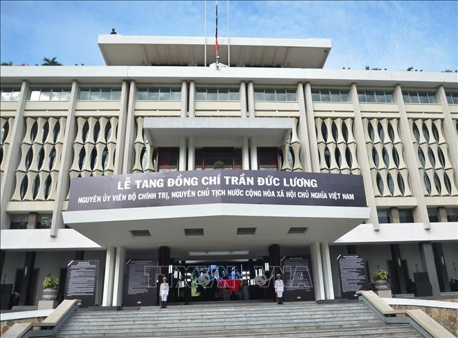 Lễ viếng nguyên Ủy viên Bộ Chính trị, nguyên Chủ tịch nước Trần Đức Lương tại Hội trường Thống Nhất (TPHCM). (Ảnh: Linh Sơn/TTXVN) cu-hanh-trong-the-le-quoc-tang-nguyen-chu-tich-nuoc-tran-duc-luong-16.jpg