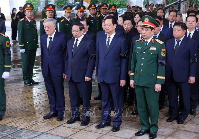 Đoàn Chính phủ nước CHXHCN Việt Nam do Thủ tướng Phạm Minh Chính dẫn đầu vào viếng nguyên Chủ tịch nước Trần Đức Lương. (Ảnh: TTXVN) cu-hanh-trong-the-le-quoc-tang-nguyen-chu-tich-nuoc-tran-duc-luong-9.jpg