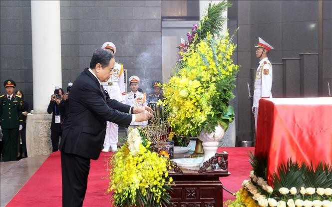 Đoàn Quốc hội do Chủ tịch Quốc hội Trần Thanh Mẫn dẫn đầu vào viếng nguyên Chủ tịch Trần Đức Lương. (Ảnh: TTXVN) cu-hanh-trong-the-le-quoc-tang-nguyen-chu-tich-nuoc-tran-duc-luong-12.jpg