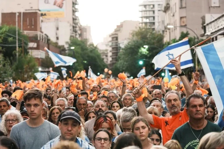 Hàng trăm người đã tập trung tại thủ đô Buenos Aires của Argentina ngày 24/2 để bày tỏ sự đoàn kết với gia đình các nạn nhân của Hamas.