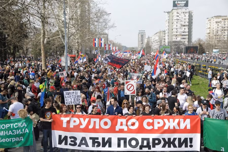 Sinh viên và người biểu tình chống chính phủ tập trung trước khi bắt đầu cuộc biểu tình tại Belgrade, Serbia, ngày 15/3. Ảnh: REUTERS.