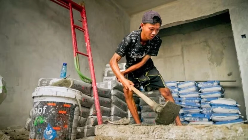 Aris đang chăm chỉ làm công việc thợ xây nhưng ước mơ thực sự của anh là mở một xưởng sửa xe máy. Ảnh: CNA.