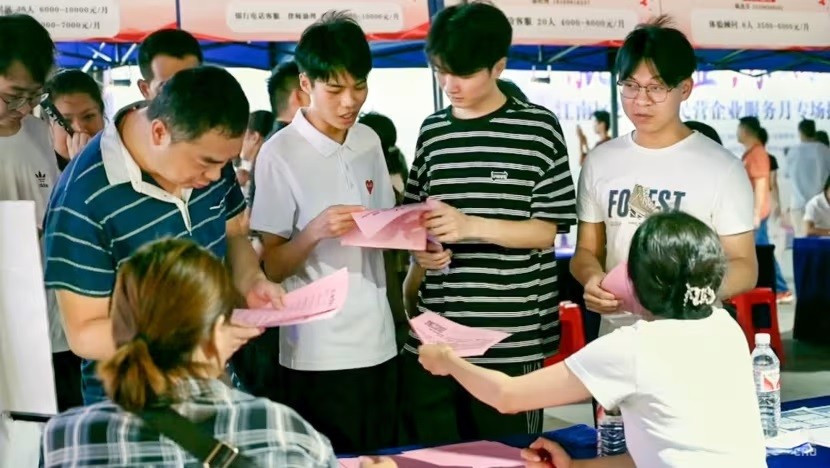 Thanh niên Trung Quốc tham dự hội chợ việc làm. Ảnh: CNA. viec-lam-3.jpg