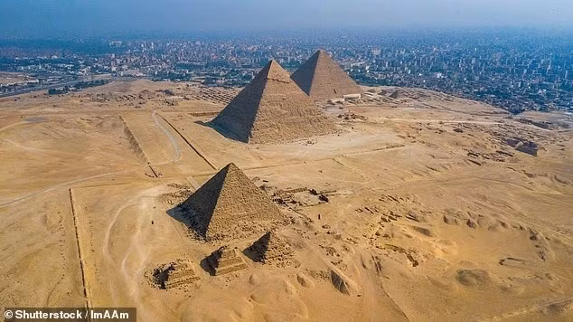 Ba kim tự tháp ở Giza được bao phủ trong màn bí ẩn do phương pháp xây dựng chưa rõ ràng, sự liên kết chính xác với các hiện tượng thiên văn và mục đích tồn tại vẫn còn gây tranh cãi. 
