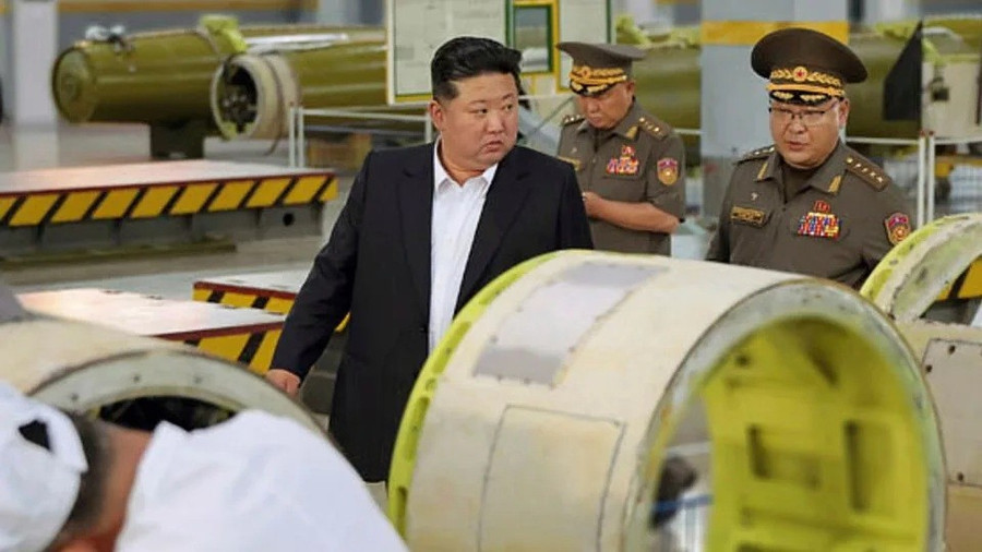 Ông Kim đã thực hiện chuyến thị sát này trước chuyến đi dự kiến tới Bắc Kinh để tham dự lễ duyệt binh của Trung Quốc ngày 3/9. Ảnh: KCNA/AP. ong-kim-jong-un-bat-ngo-thi-sat-day-chuyen-ten-lua-truoc-khi-du-le-duyet-binh-2.jpg