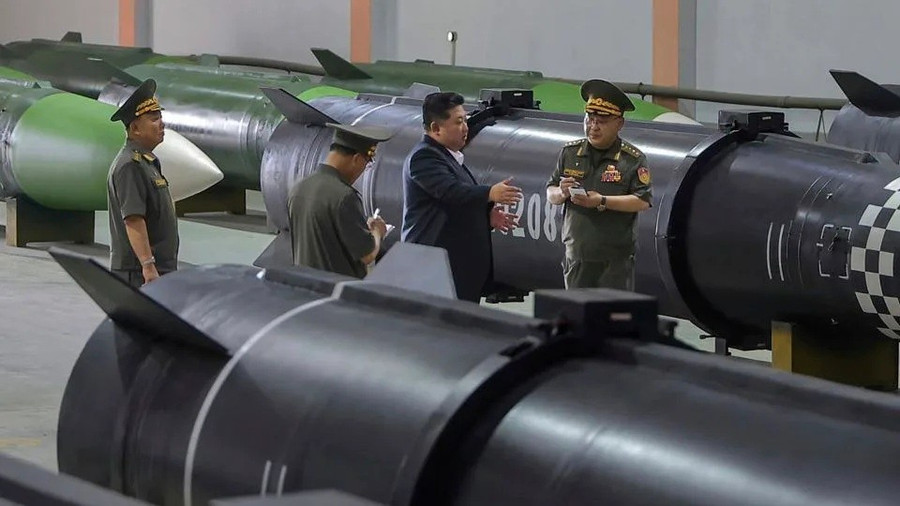 Nhà lãnh đạo Triều Tiên Kim Jong Un thị sát một dây chuyền sản xuất tên lửa tại một địa điểm bí mật vào ngày 31/8. Ảnh: KCNA/AP.