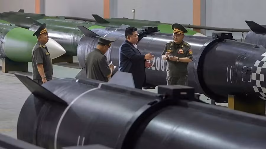Nhà lãnh đạo Triều Tiên Kim Jong Un thị sát một dây chuyền sản xuất tên lửa tại một địa điểm bí mật vào ngày 31/8. Ảnh: KCNA/AP.