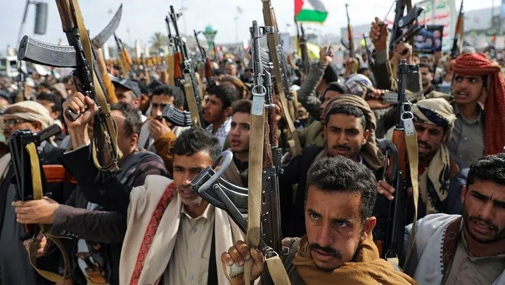 Những người ủng hộ Houthi tập hợp để thể hiện sự đồng lòng đối với lực lượng Hamas ở Gaza và Hezbollah của Lebanon tại Sanaa, Yemen, vào ngày 8/11/2024. (Ảnh: Reuters/Khaled Abdullah)