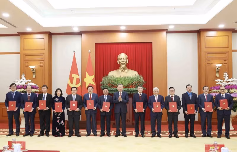 Tổng Bí thư Tô Lâm trao Quyết định của Bộ Chính trị cho đại diện lãnh đạo 13 cơ quan ban Đảng, đơn vị sự nghiệp của Đảng, Cơ quan Ủy ban Trung ương Mặt trận Tổ quốc Việt Nam và các đoàn thể chính trị - xã hội ở Trung ương, ngày 30/12/2024. (Ảnh: TTXVN)
