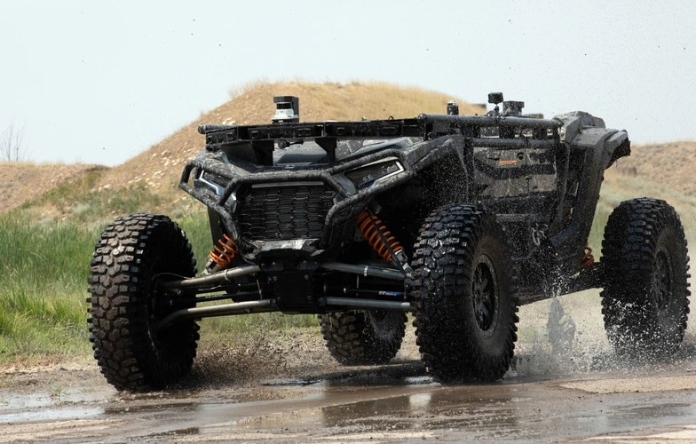 Xe robot ULTRA lướt qua chướng ngại vật dưới nước trong quá trình thử nghiệm tại cuộc tập trận Agile Spirit 25 ở Krtsanisi, Georgia. robot-hau-can-tu-hanh-ne-chuong-ngai-khong-can-ve-tinh-2.png