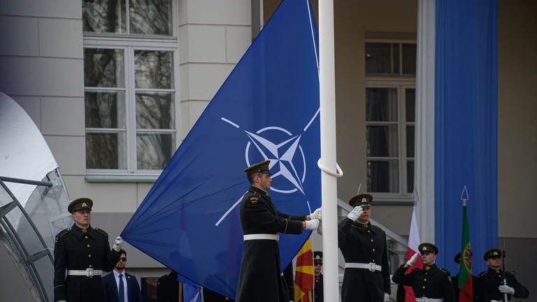 Những người lính Litva kéo cờ NATO trước Dinh Tổng thống ở Vilnius. Ảnh: Getty Images