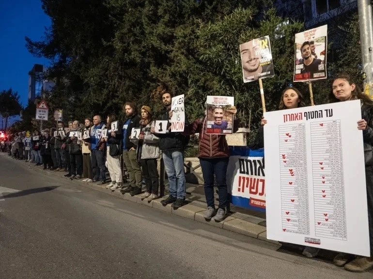 Hàng trăm người Israel tụ tập tại Tây Jerusalem hôm 17/2 để kêu gọi thả tất cả những người còn bị giam cầm ở Gaza. Ảnh: Alkharouf/Anadolu.