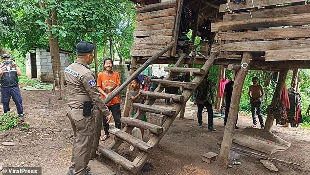 Cậu bé đã được đưa đi chăm sóc và sẽ có thể đến trường, với sự hỗ trợ của nhóm hoạt động. hy-huu-be-trai-8-tuoi-chi-biet-sua-song-cung-cho-trong-tup-leu-hoang.jpg