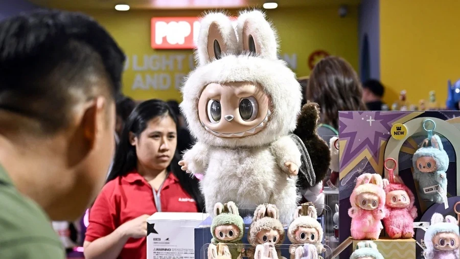 Mọi người xem đồ chơi sưu tầm Labubu tại cửa hàng pop-up Pop Mart ở trung tâm mua sắm Siam Center ở Bangkok vào ngày 6/5. Ảnh: Lillian Suwanrumpha/AFP/Getty Images