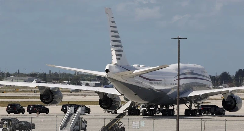 Đoàn xe hộ tống Tổng thống Mỹ Donald Trump đỗ cạnh chiếc Boeing 747-8 do Qatar sở hữu, đã 12 năm tuổi, mà Trump đang tham quan ở West Palm Beach, Florida, ngày 15/2/ 2025. Ảnh: REUTERS