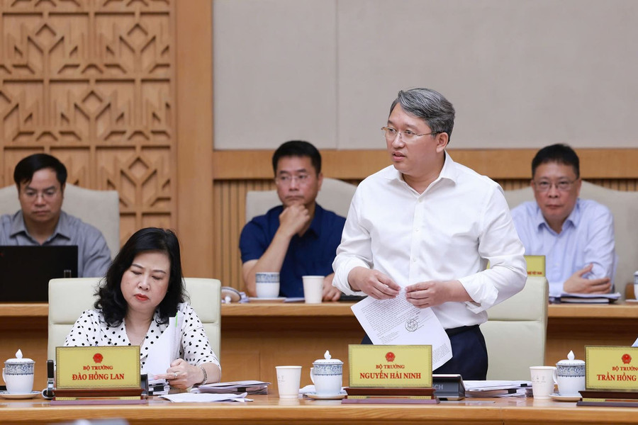 Bộ trưởng Tư pháp Nguyễn Hải Ninh trình bày báo cáo tiếp thu ý kiến thẩm định về Dự án Luật. (Ảnh: Dương Giang/TTXVN) thu-tuong-pham-minh-chinh-chu-tri-phien-hop-chinh-phu-6.jpg