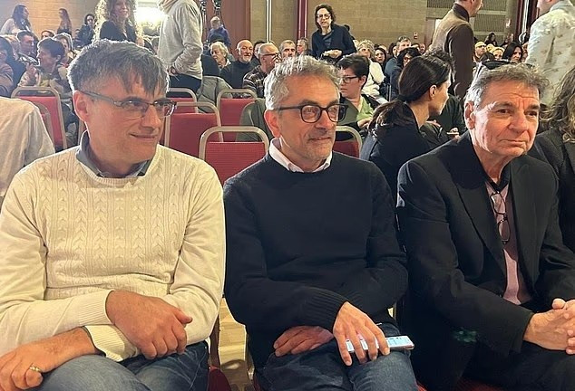 Ông Armando Mei (ở giữa) và nhóm của ông, gồm ông Corrado Malanga (phải) và ông Filippo Biondi (trái), đã gây chấn động thế giới tháng trước khi họ phát hiện ra các trục và buồng sâu hơn 600m dưới bề mặt. phat-hien-chan-dong-duoi-tuong-nhan-su-he-lo-thanh-pho-ngam-bi-chon-vui-5.jpg
