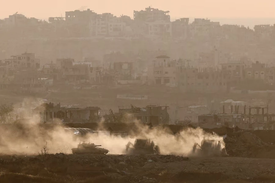 Các phương tiện quân sự của Israel hoạt động ở Gaza, gần biên giới Israel-Gaza, nhìn từ Israel, ngày 3/5. Ảnh: REUTERS