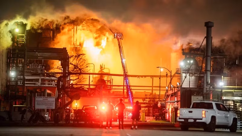 Lửa bùng phát tại nhà máy lọc dầu lớn ở California sau vụ nổ