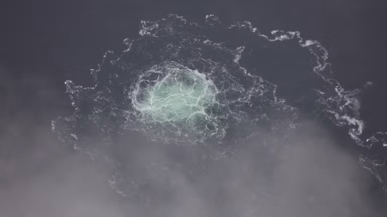 Sự rò rỉ khí ga từ đường ống dẫn khí Nord Stream 2 ở Biển Baltic. Ảnh: Getty Images / Cảnh sát biển Thụy Điển