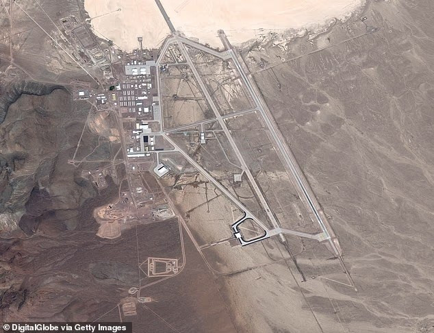 Một báo cáo gây chấn động đã tuyên bố rằng các thuyết âm mưu về UFO xung quanh Area 51 (Khu vực 51) của Nevada được Lầu Năm Góc thúc đẩy để che giấu chương trình vũ khí được phân loại