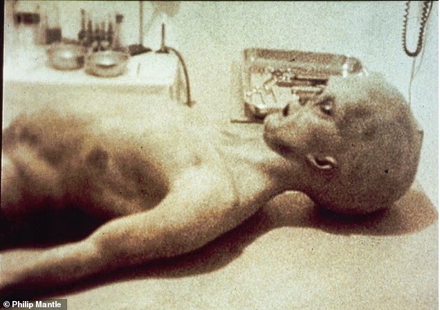 Người ngoài hành tinh giả mạo trong video năm 1995 này được cho là đến từ vụ rơi UFO năm 1947 ở Roswell, New Mexico